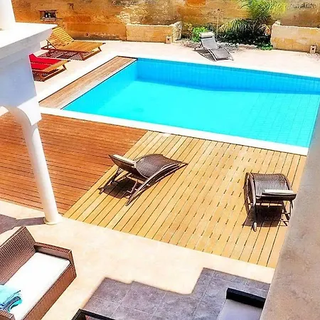 Mansion View - By Apricus Holidays Villa